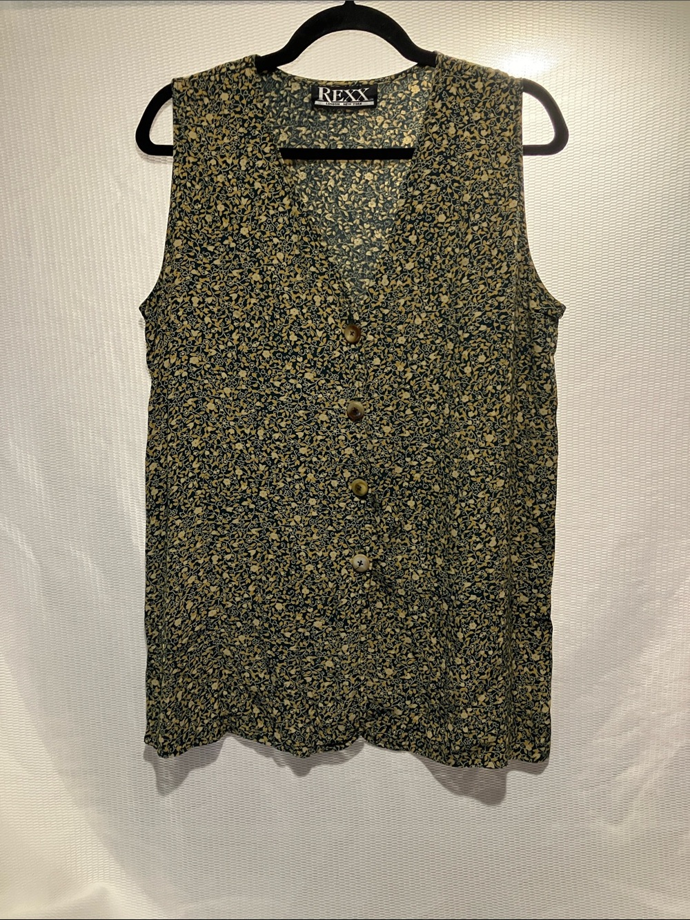Sleeveless Button-Front Floral Blouse in Olive/Black